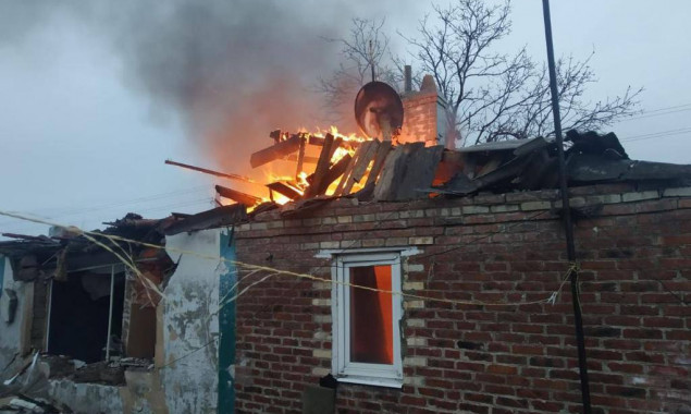 Окупанти з артилерії обстріляли приватний сектор міста Торецьк на Донеччині, одна людина загинула