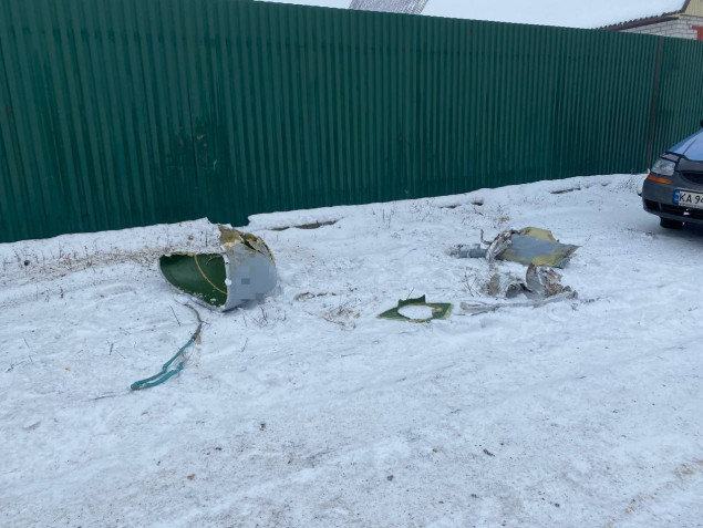 Уламок ворожої ракети впав на приватний будинок в Броварах (фото)