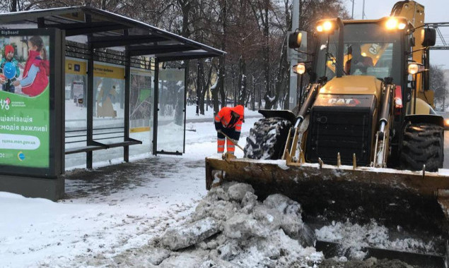 Через ранковий снігопад на вулицях столиці працює 283 одиниці спецтехніки, водіїв закликають не виїжджати без потреби