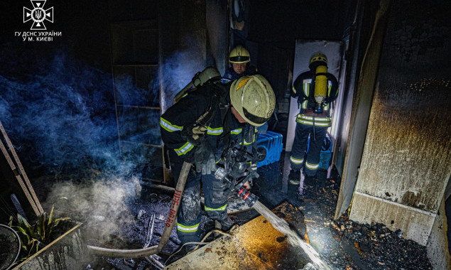У середмісті Києва рятувальники евакуювали 10 людей через вибух у багатоповерхівці (фото, відео)