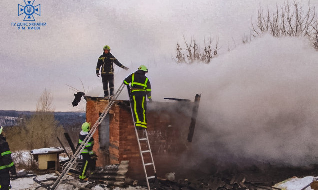 У Києві під час гасіння пожежі у відселеній будівлі рятувальники виявили тіло людини