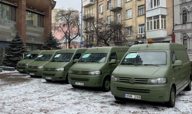 Колектив “Київміськбуду” передав автомобілі для ЗСУ