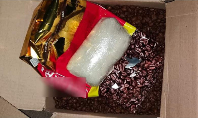 Столичні правоохоронці вилучили у порушника наркотики у пакунках із кавою на понад 800 тисяч гривень (фото)