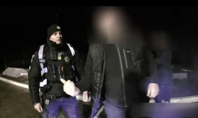 У Рокитному на Київщині депутат погрожував правоохоронцям та пошкодив камеру (відео)