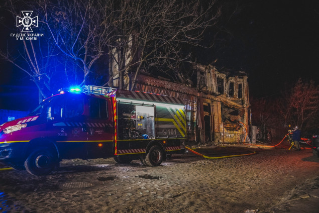 На Подолі вогнеборці виявили під час гасіння пожежі у відселеній будівлі тіло людини