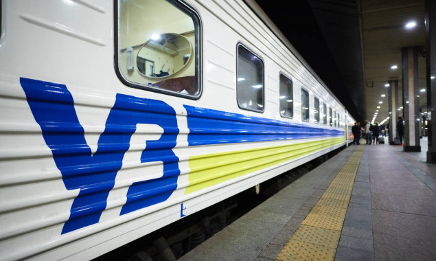 Кілька потягів “Укрзалізниці” затримується через знеструмлення мережі внаслідок обстрілів
