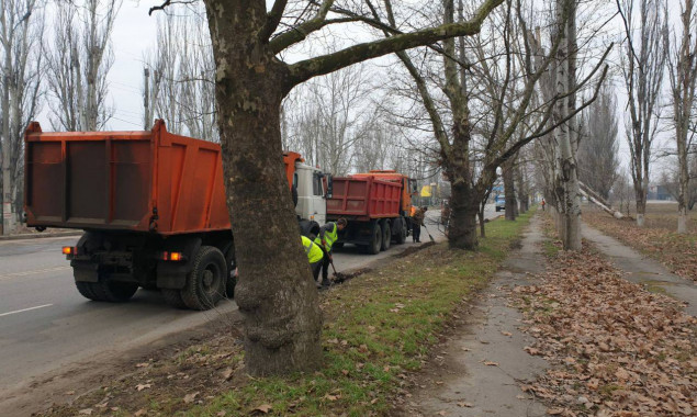 Київські комунальники допомогли прибрати у Херсоні сотні кубів сміття (фото)