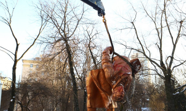 У Києві демонтували пам’ятник Чкалову, завтра столичні комунальники приберуть і пам’ятник Ватутіну (фото)