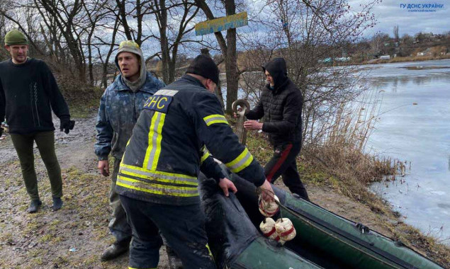 На Обухівщині врятували горе-рибалок, що провалились під кригу