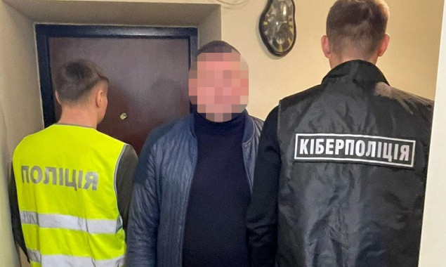 Столичні поліцейські затримали жителя Київщини, який продавав неіснуючі автозапчастини