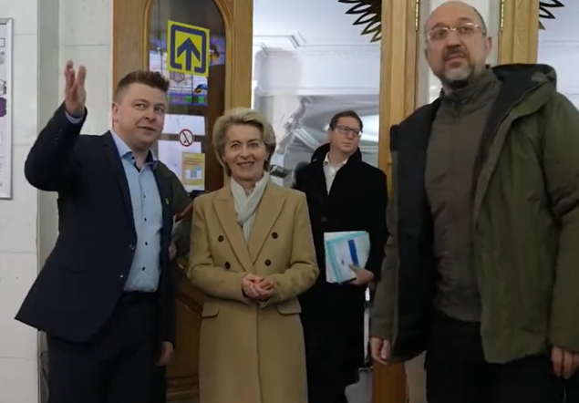 Президент Єврокомісії на Головпоштамті у Києві перевірила як українці обмінюють старі лампочки на енергозберігаючі (відео)