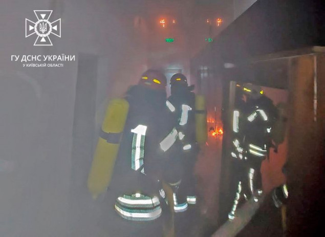Під час гасіння пожежі в Броварах рятувальники евакуювали трьох людей