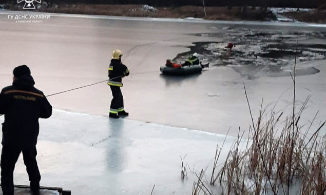 На річці Рось у Білоцерківському районі двоє чоловіків провалилися під лід, одного врятували (фото, відео)