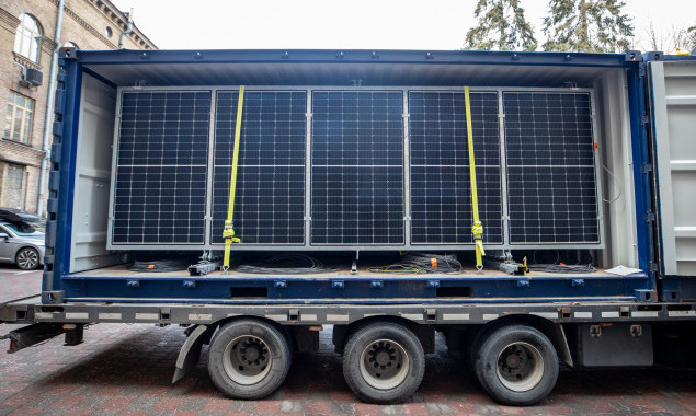 Київ отримав від французьких партнерів дві сонячних електростанції (фото)