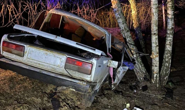 В Іванківської громаді при зіткненні автомобіля з деревом загинув підліток