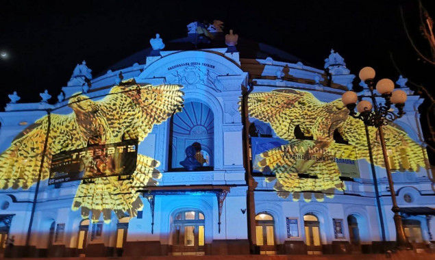 У Києві швейцарський митець Геррі Хофштеттер підсвітив будівлі “світлом для надії” (фото)