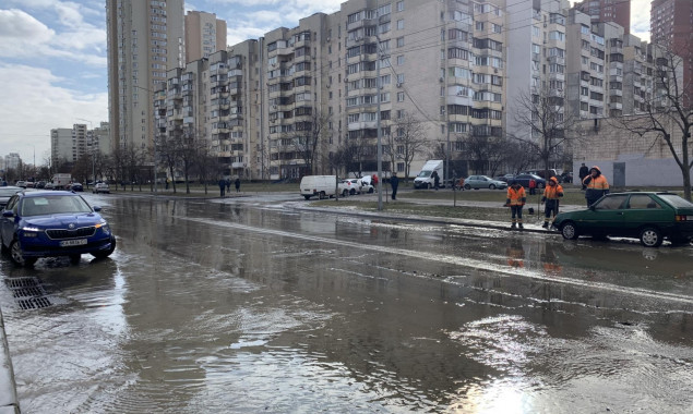 На перехресті вулиць Анни Ахматової та Драгоманова відновили рух транспорту