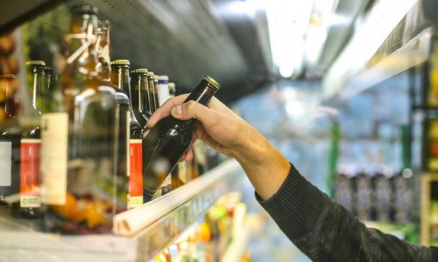 Від сьогодні алкогольні напої у столиці дозволять продавати з 11 до 21 години