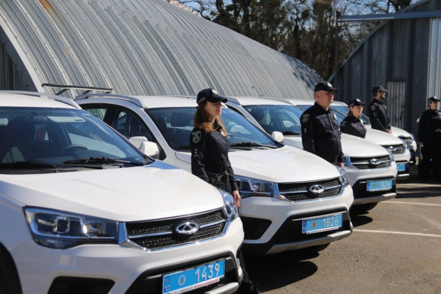 Правоохоронці Київщини отримали авто від американки Мітці Пердью