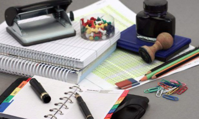 Мерія Бучі збирається витратити понад 129 тисяч гривень на олівці, коректори та підставки для ручок 