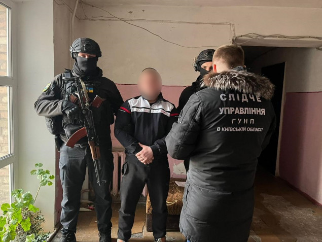 Поліцейські Київщини перекрили ще один канал збуту зброї та наркотиків