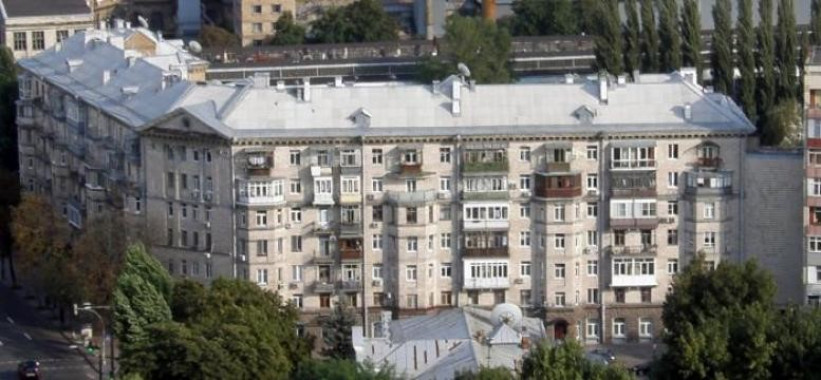 Прокуратура через суд вимагає повернути столичній громаді 2-кімнатну квартиру на Грушевського