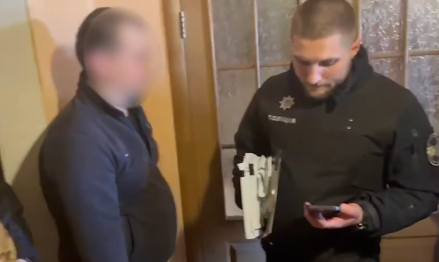 На Київщині затримали шахрая, який оформлював кредити на зниклих безвісти і полонених військових (фото, відео)