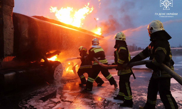 У Борисполі на автозаправній станції горіла цистерна з бензином (фото)