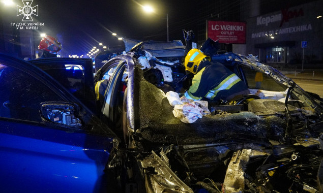 У Києві автомобіль BMW на великій швидкості влетів у трактор комунальників, є жертви