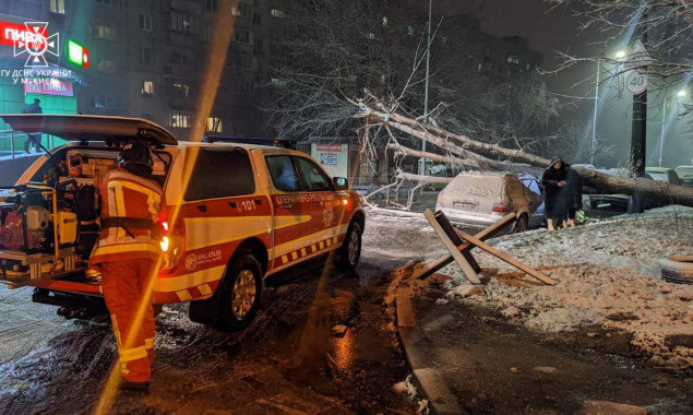 У Києві рятувальники та патрульні долають наслідки негоди (фото)