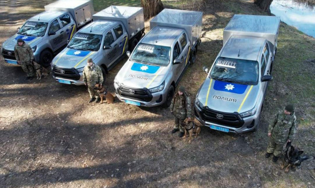 Поліція Київщини отримала транспорт для перевезення службових собак