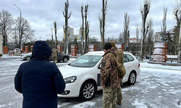 Київська митниця передала ЗСУ три автівки