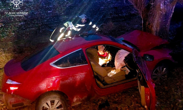 На Білоцерківщині автомобіль зіткнувся з деревом, водія деблокували рятувальники