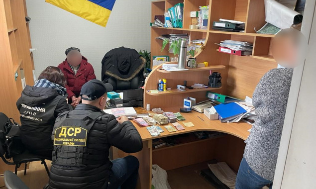 На Київщині директора комунального підприємства викрили на вимаганні хабара у 40 тисяч гривень