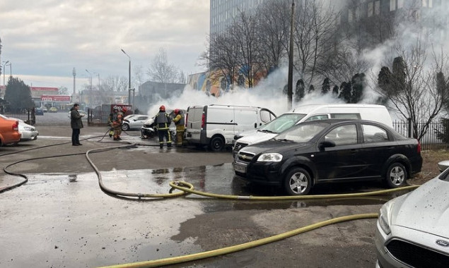 Внаслідок ракетного удару у Києві постраждало троє осіб, пошкоджено автомобілі та будівлі