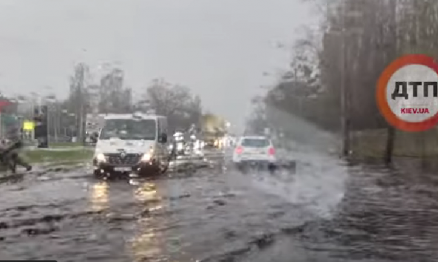 У Святошинському районі столиці через зливи затопило вулицю Стеценка (відео)