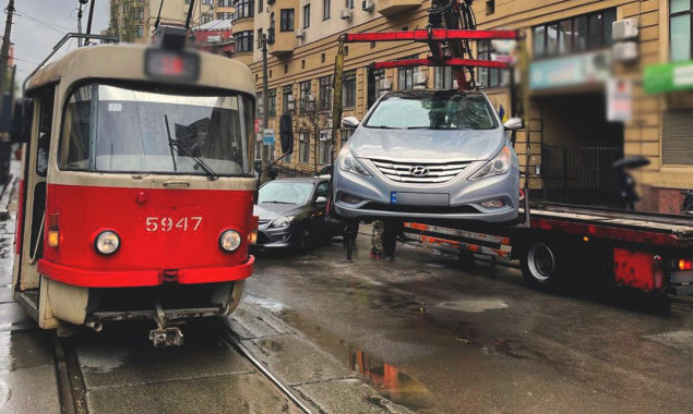 У середмісті Києва рух трамвая поновили завдяки евакуатору (фото)
