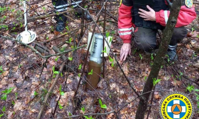 У лісі в Пущі-Водиці виявили частину реактивного снаряду РСЗВ “Град” (фото)