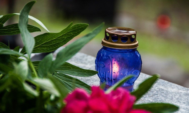 Мер Василькова призиває жителів не носити штучні квіти на кладовища у поминальні дні