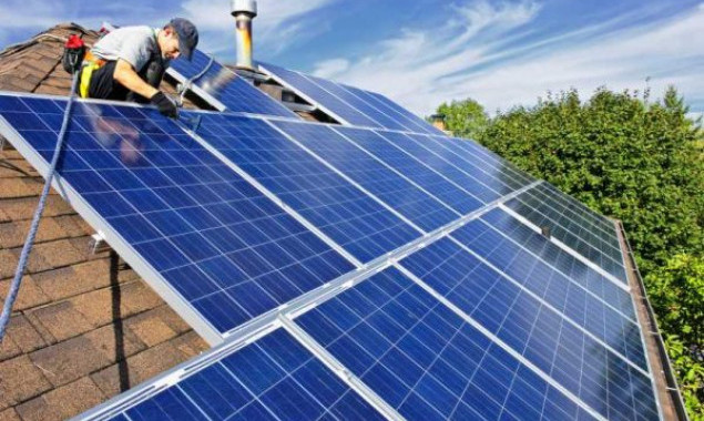 На даху одного з відділень стаціонару Ірпінської ЦМЛ у Бучі змонтують сонячну електростанцію
