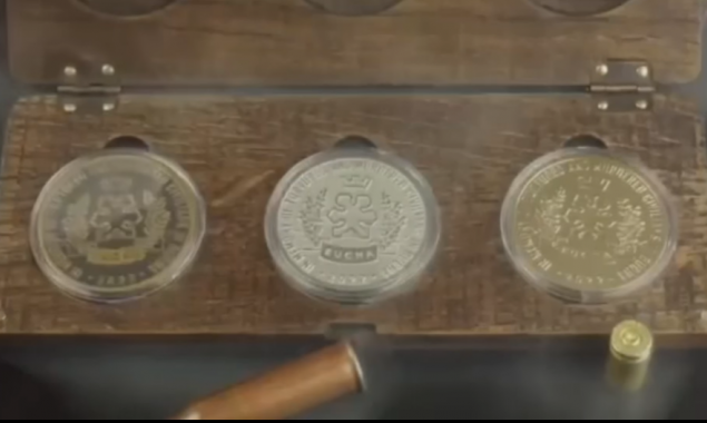 “Зроблено в Бучі”: на  Київщині з переплавлених російських гільз виготовляють  пам`ятні монети (відео)