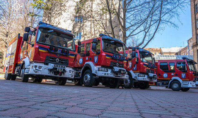 Столичні рятувальники отримали чотири сучасні пожежні автомобілі від партнерів (фото)