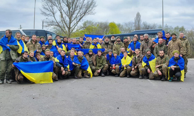 Великодній обмін полоненими: додому повернулись 130 українських оборонців (фото, відео)