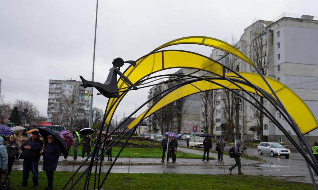 У Бородянці встановили скульптуру “Дівчинка під сонцем” з нагоди річниці деокупації Київщини 
