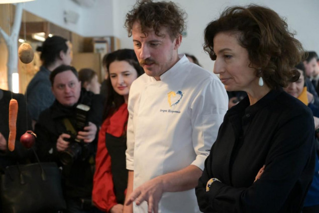 Гендиректорка ЮНЕСКО в рамках візиту до Києва долучилася до приготування борщу