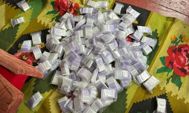 У Києві викрили групу наркоділків: “бізнес” приносив до 1,6 млн гривень на місяць (фото)