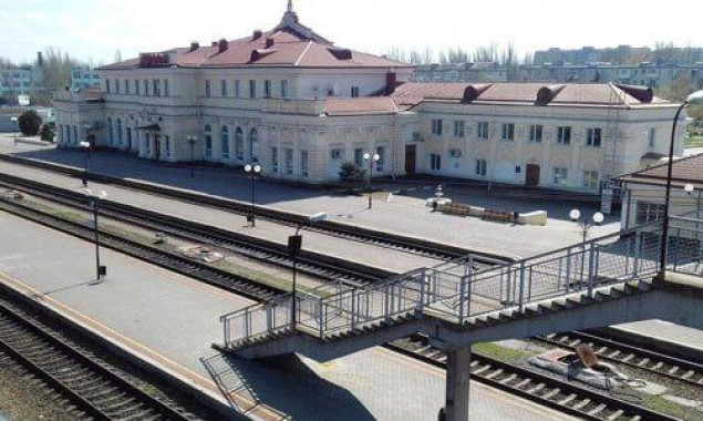 Ворог знову завдав удару по Херсону, потрапляння зафіксовано у залізничний вокзал міста