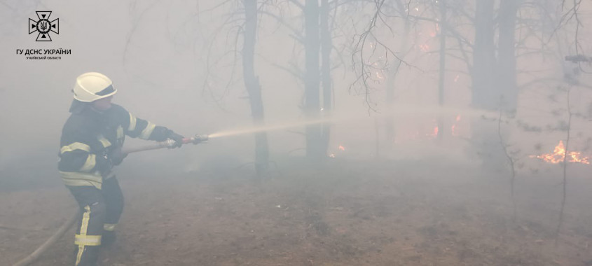Рятувальники намагаються локалізувати масштабну пожежу у Вишгородському районі