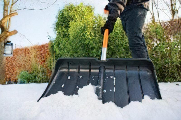 Укрпошта вирішила придбати понад тисячу лопат для снігу