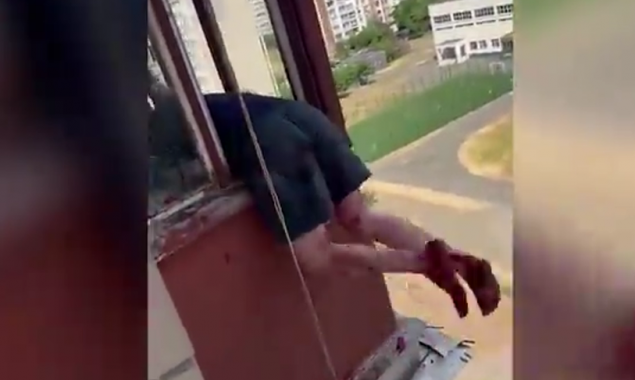 У Києві поліцейські врятували самогубця, який вистрибнув з 10 поверху, але через дроти не долетів до землі (відео)